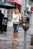 th_92658_celeb-city.eu-Kate_Hudson-enjoying_a_nice_day_in_Santa_Monica_6107_122_1081lo.jpg