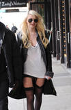 th_35579_Taylor_Momsen_heads_to_the_set_of_Gossip_Girl_in_New_York_City_-_December_14_2009_005_122_125lo.jpg
