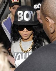 th_831216802_RihannaleavingherhotelinLondon8.7.2012_10_122_129lo.jpg