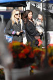 th_26684_Kristen_Bell_sighting_in_Los_Angeles_-_December_13_2009_005_122_151lo.jpg