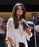 th_68611_celebrity_paradise.com_TheElder_SelenaGomez107_122_151lo.jpg