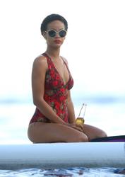 th_412145221_RihannaonheryachtinEzesurMer26.7.2012_41_122_155lo.jpg