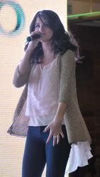 th_634480344_SelenaGomez_PerformingKingofPrussiaMallPennsylvania_200611_014_122_162lo.jpg