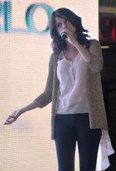 th_634461330_SelenaGomez_PerformingKingofPrussiaMallPennsylvania_200611_013_122_164lo.jpg