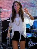 th_68111_celebrity_paradise.com_TheElder_SelenaGomez78_122_17lo.jpg