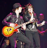 http://img106.imagevenue.com/loc224/th_27099_Demi_Lovato_2009-06-15_-_Concert_at_Wembley_Arena_in_London_5207_122_224lo.jpg