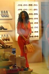 th_428907221_RihannaonshoppingtourinCapri19.7.2012_22_122_26lo.jpg