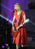 th_49729_Preppie_Taylor_Swift_turns_on_the_Westfield_Christmas_Lights_49_122_336lo.jpg