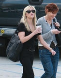 th_71931_Preppie_-_Reese_Witherspoon_stops_for_coffee_in_Santa_Monica_-_Jan._16_2010_313_122_336lo.jpg