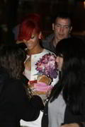 th_33847_RihannaleavingherhotelinLondon_05_122_354lo.jpg
