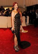 th_898656393_RihannaCostumeInstituteGalaMetBallinNYC_2.5.2011_131_122_381lo.jpg