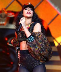 th_004409965_RihannaperformsliveattheBarclaycardWirelessFestivalHydeParkLondon8.7.2012_124_122_387lo.jpg