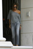 th_72336___VictoriaBeckham_WatchingHomesforSale_40__390lo.jpg