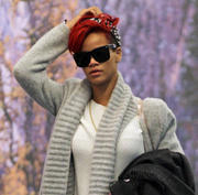 th_38775_RihannaatVancouverInternationalAirport_08_122_403lo.jpg