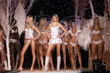 th_33394_Heidi_Klum_VSF_Show_2001_Runway_23_122_407lo.jpg