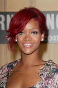 th_57779_RihannasignscopiesofRihannaRihannainNYC27.10.2010_157_122_452lo.jpg