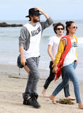 th_73352_Preppie_Jared_Leto_hanging_out_on_the_beach_in_Malibu_68_122_477lo.jpg