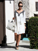 th_41103_Tikipeter_Jessica_Alba_on_her_way_to_a_birthday_lunch_013_123_482lo.jpg