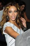 Beyonce Knowles (Бейонс Ноулс) - Страница 2 Th_72794_Preppie_-_Beyonce_Knowles_at_the_new_Kanaloa_Club_in_the_City_of_London_-_Nov._13_2009_0226_122_491lo