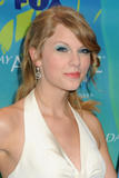 th_74410_TSwiftCelebutopia_net10_122_571lo.jpg