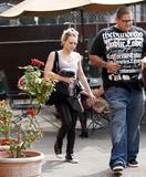 http://img106.imagevenue.com/loc610/th_65247_Hilary_Duff_2008-09-13_-_Out_and_About_in_New_York_426_122_610lo.jpg