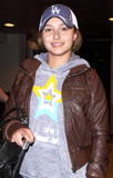 th_69476_Preppie_-_Hayden_Panettiere_arriving_at_Miami_International_Airport_-_Dec._31_2009_469_122_72lo.jpg