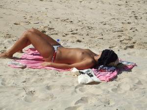 Beach-bikini-shots-of-spying-girls-on-the-beach-63gvbxsnm6.jpg